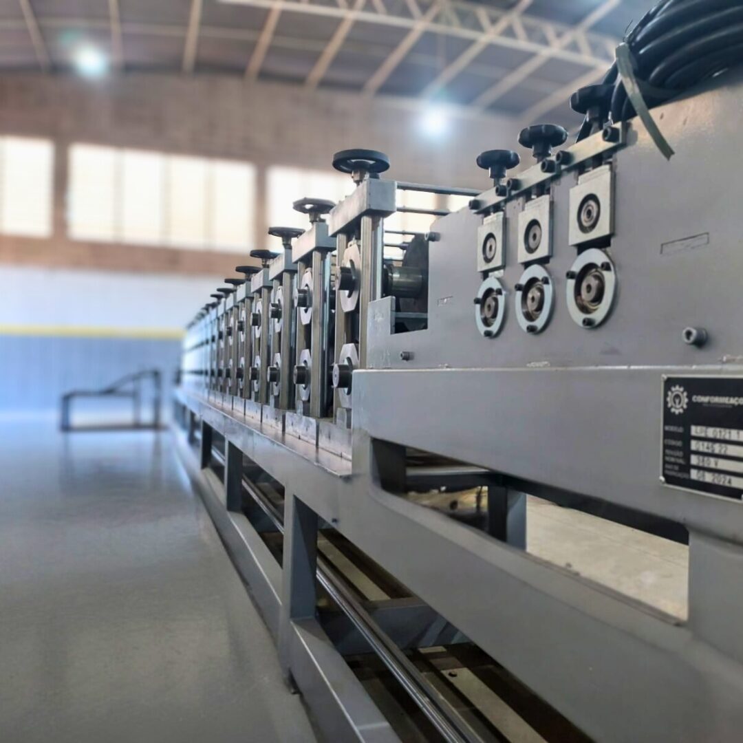 perfiladeira para perfis estruturais. Máquina perfiladeira para a produção de perfil u, u enrijecido e perfil z